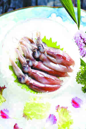荧光鱿鱼刺身(123元/份), 入口滑腻带潺,咸鲜过人,一口一只吃最爽.