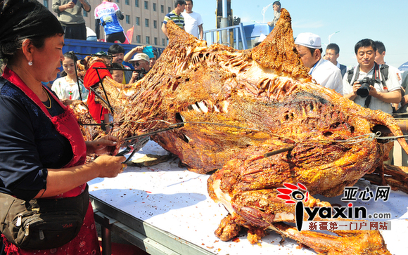 世界吉尼斯"烤骆驼"亮相奇台美食文化节400公斤