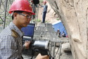 专家为新疆呼图壁三千年岩画体检