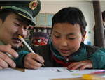 新疆：边防官兵与寄宿学生共度诺鲁孜节