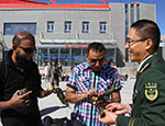 新疆红其拉甫边检站官兵向外籍旅客推介端午节