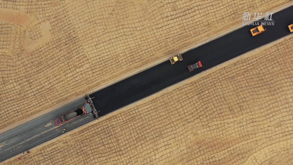 第三条横穿塔克拉玛干沙漠公路开始铺油