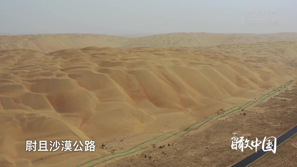 壮观！第三条横穿塔克拉玛干沙漠公路开始铺油