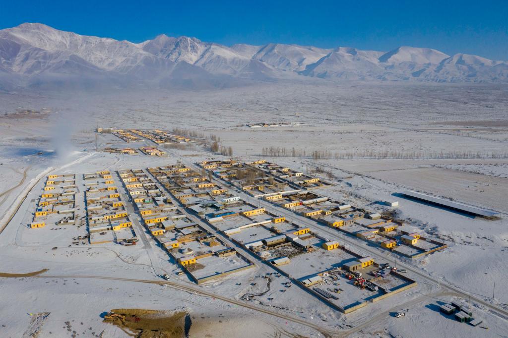 新疆：冰雪旅游点燃寒冬热情