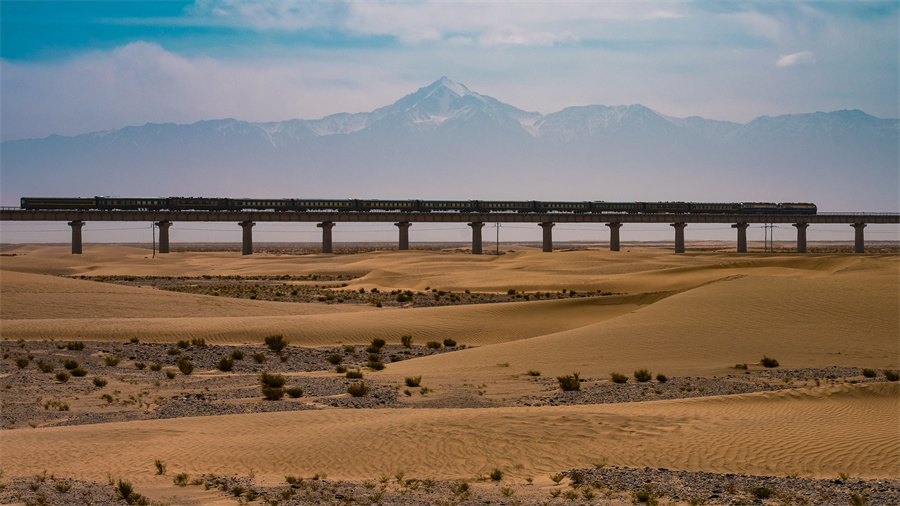 和田至若羌铁路6月16日开通运营 世界首个沙漠铁路环线形成