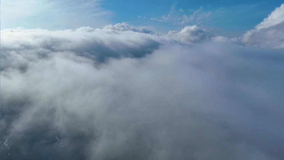 云雾缭绕！春日新疆特克斯雪景山林宛如仙境
