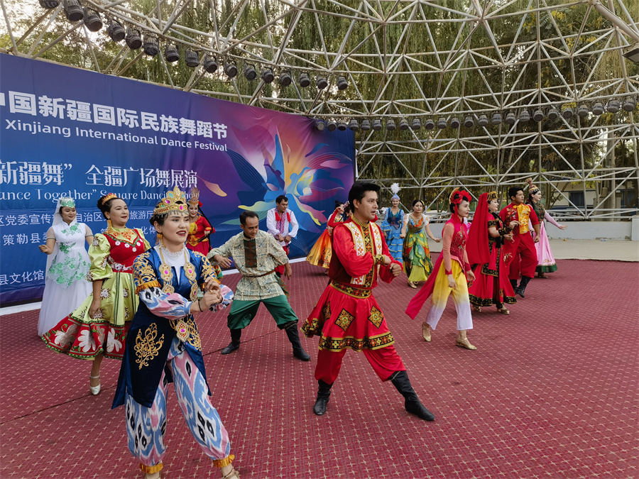 策勒县：广场舞大赛秀出时代新风采