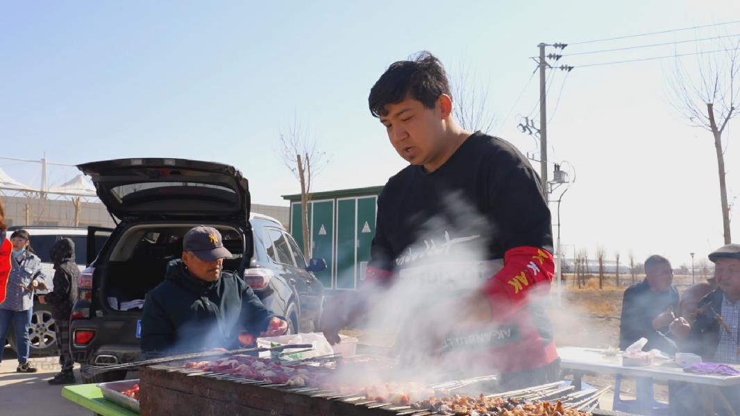 来感受小拐乡赛马的速度与激情