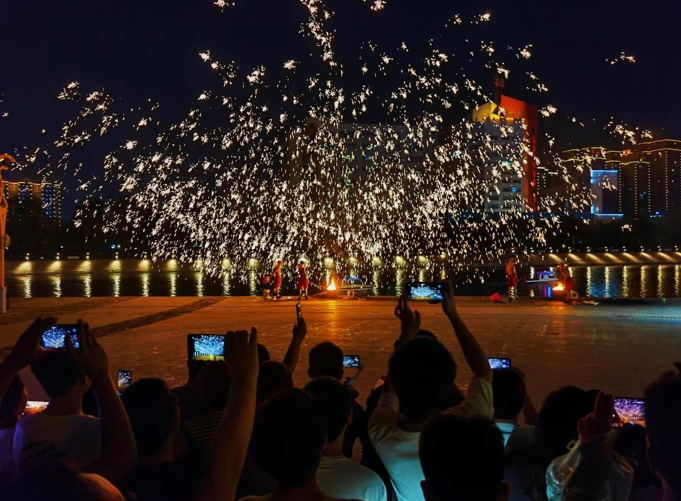 千年非遗&ldquo;打铁花&rdquo;惊艳孔雀河畔