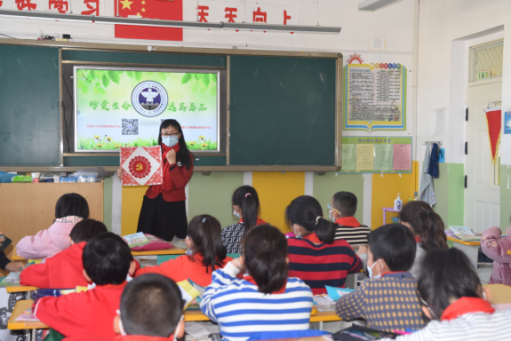 四年级二班的冉雨晨说"此次活动将中国传统文化与和毒品预防教育完美