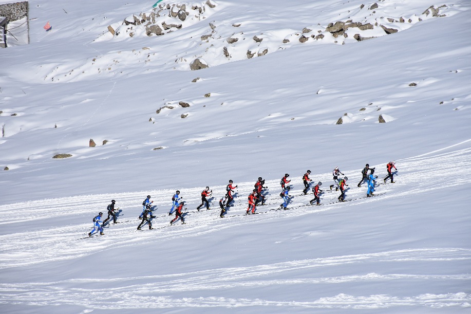 雷竞技RAYBET滑雪登山个人越野赛！可可托海上演“勇敢者的挑战”(图2)