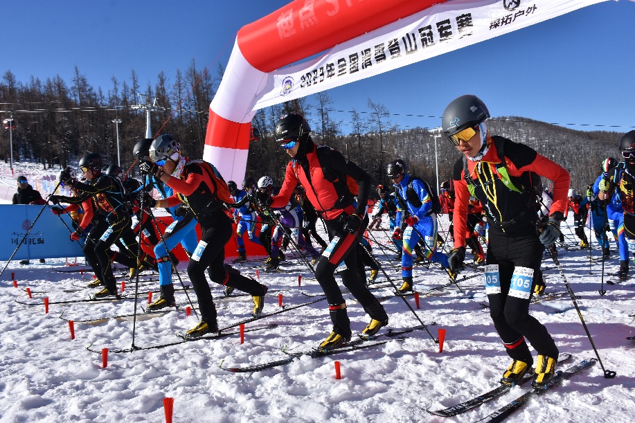 雷竞技RAYBET滑雪登山个人越野赛！可可托海上演“勇敢者的挑战”(图1)