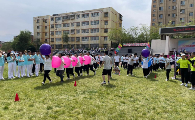 “hi”动夏日！水磨沟区举办首届趣味运动会(图8)